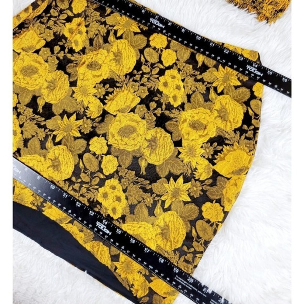 Kourt Floral Print Smocked Crop Top & Mini Skirt Set Gold and Black Size‎ S - Picture 8 of 9